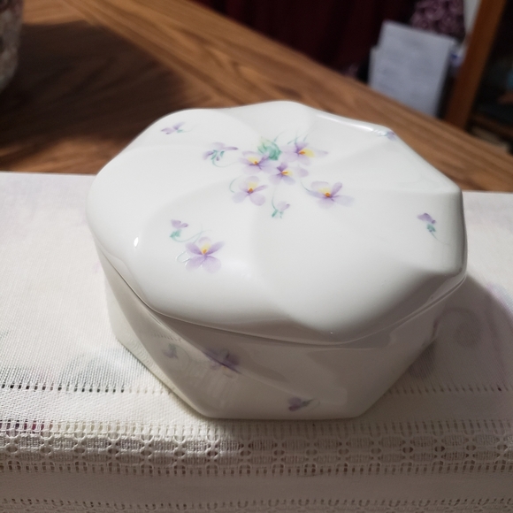 Vintage Beautiful Mikasa "Lila" Ivory Bone China Box - Picture 3 of 7